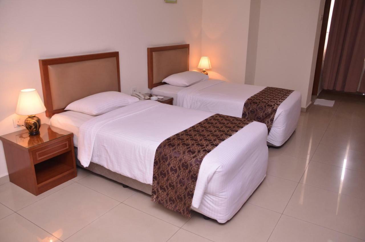 Hotel Palm Inn Бътъруърт Екстериор снимка